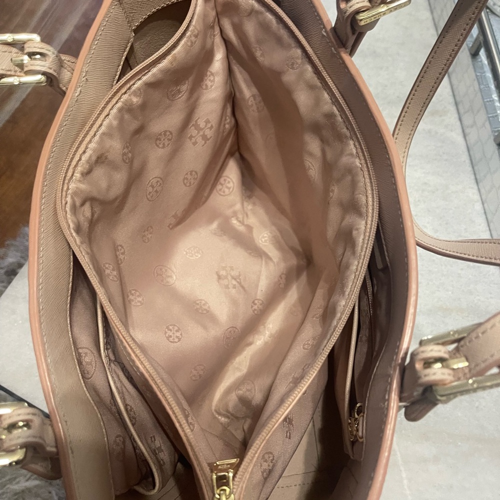 Tory Burch" Emerson Tote - Picture 8 of 15